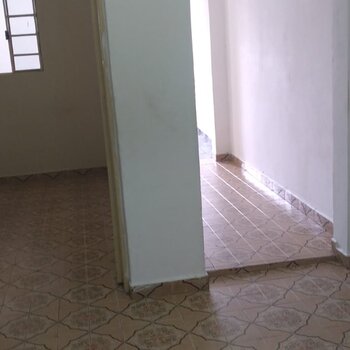 Aluga uma casa com 2 quarto 