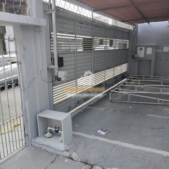 CASA à VENDA - PARA RENDA -  Com possibilidade de 6 (seis) rendas de aluguéis no mesmo imóvel.