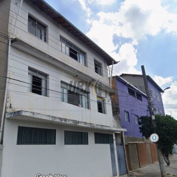 Excelente prédio com 3 moradias mais casa nos fundos!